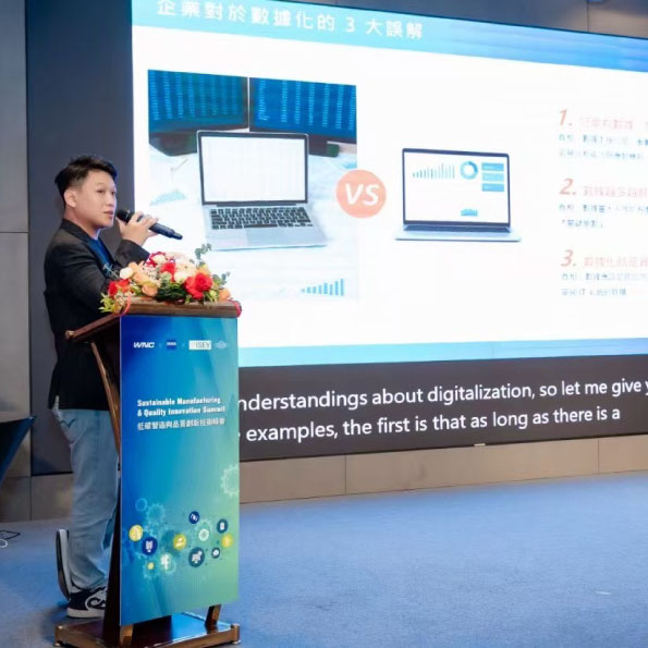 Le Hua GM Zack Hsieh speaking about digital transformation at the 2025 Low-Carbon Manufacturing Summit in Vietnam.